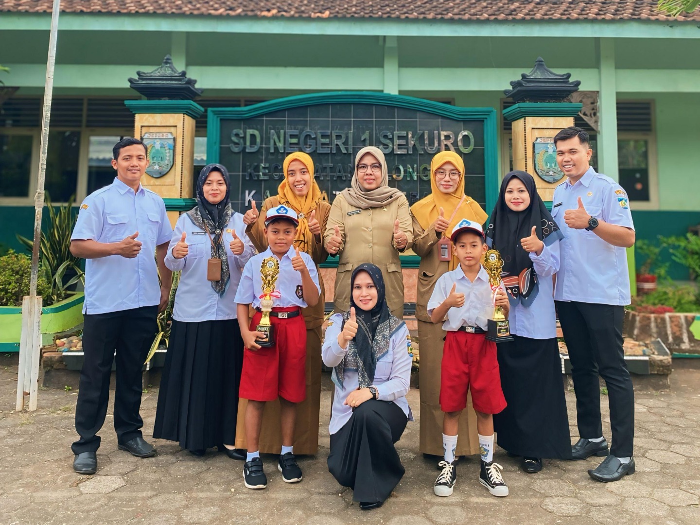 Prestasi Siswa Bersama Guru SD Negeri 1 Sekuro