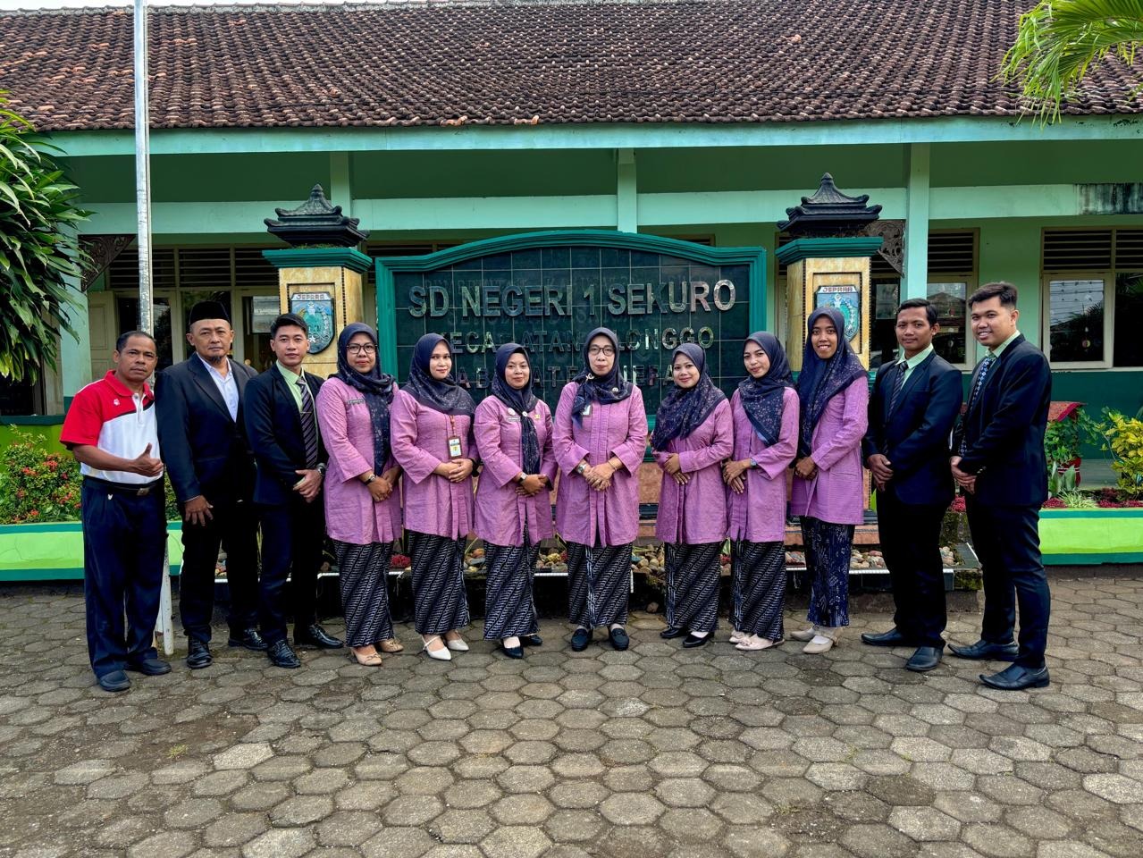 Foto Bersama Guru dan Tenaga Pendidik SD Negeri 1 Sekuro